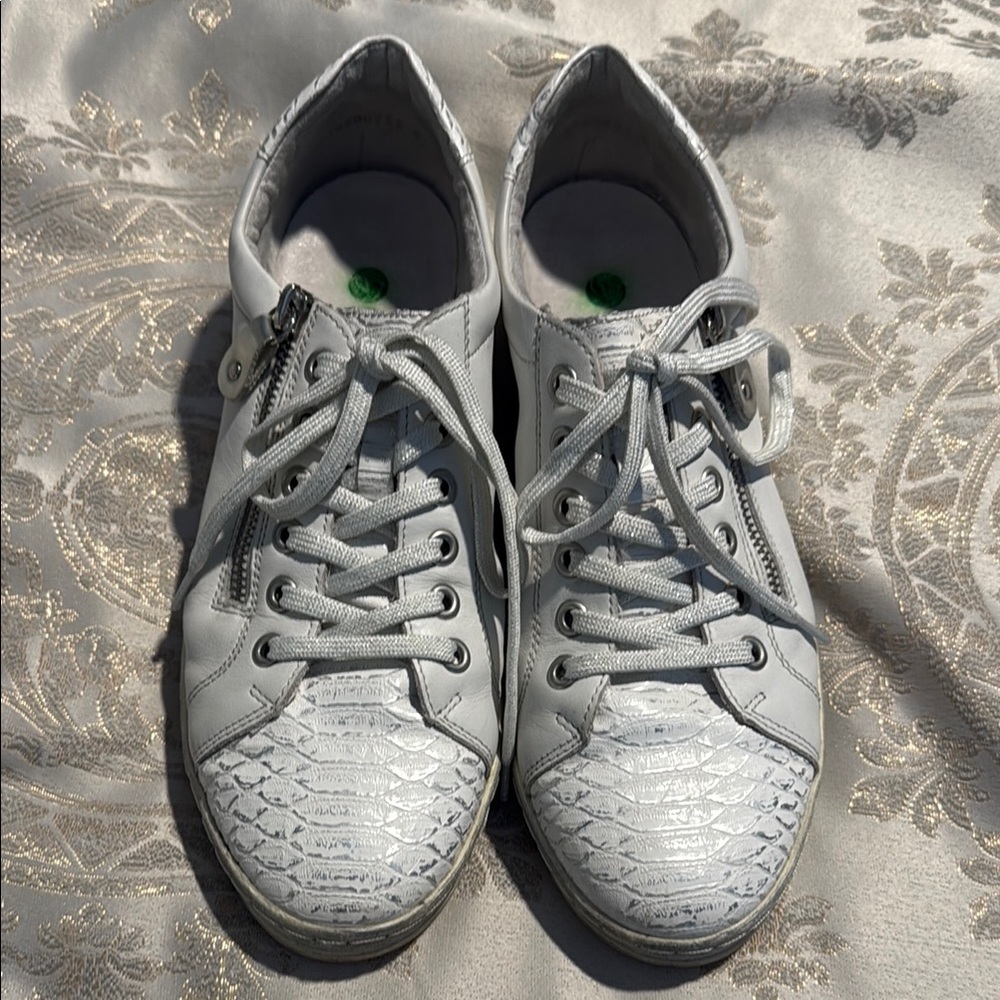 Remonte Stylish Gray Sneakers with Textured Toe